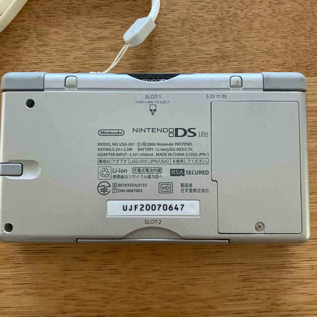 ニンテンドーDS(ニンテンドーDS)のNintendo DS ニンテンド-DS LITE グロスシルバー エンタメ/ホビーのゲームソフト/ゲーム機本体(携帯用ゲーム機本体)の商品写真