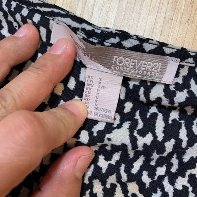 FOREVER 21(フォーエバートゥエンティーワン)の【forever21】派手柄トップス レディースのトップス(カットソー(半袖/袖なし))の商品写真