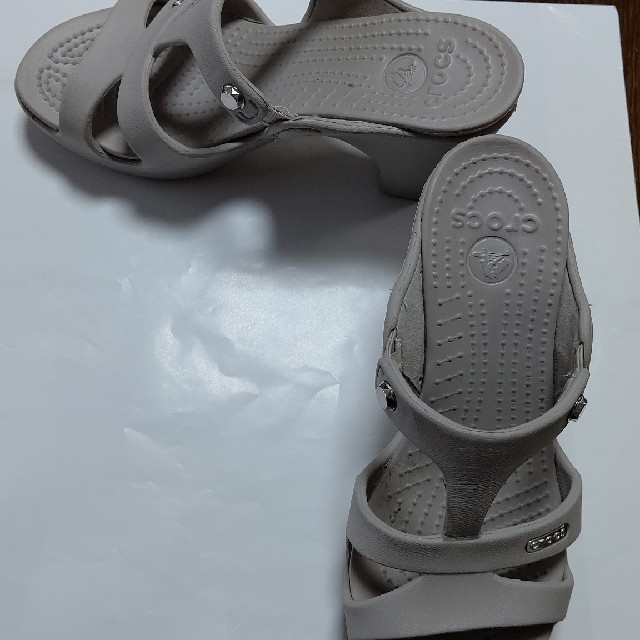 crocs(クロックス)のグレー  crocs  サンダル レディースの靴/シューズ(サンダル)の商品写真