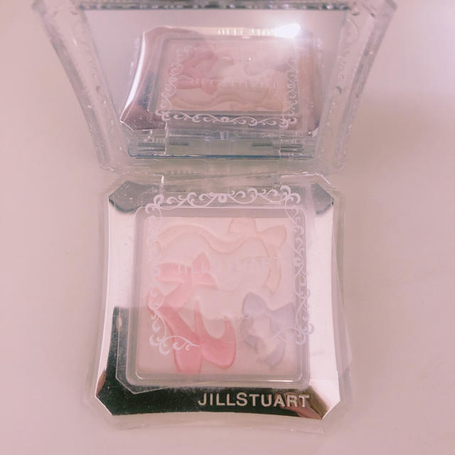 JILLSTUART(ジルスチュアート)の試し塗りのみ　ジルスチュアート  ハイライト　フェイスパウダー  101 コスメ/美容のベースメイク/化粧品(フェイスパウダー)の商品写真