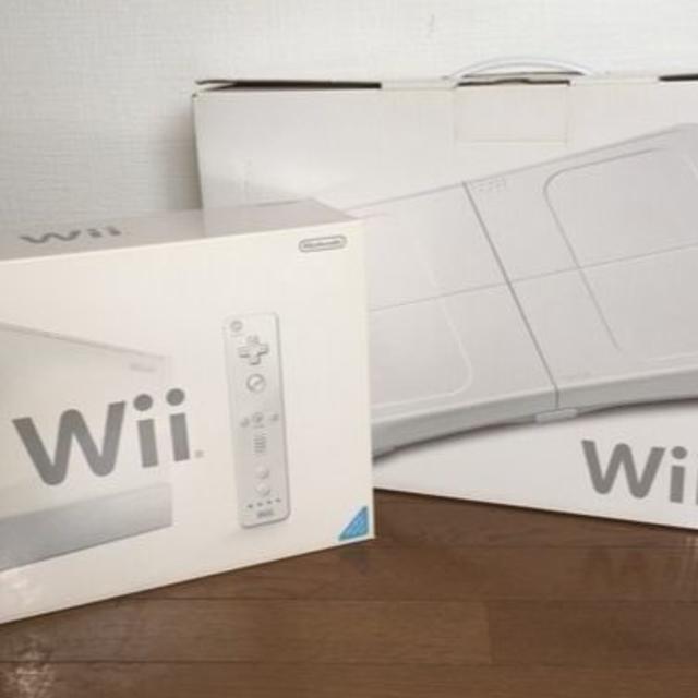 任天堂(ニンテンドウ)の任天堂 Wii本体セット+Wii Fitセット エンタメ/ホビーのゲームソフト/ゲーム機本体(家庭用ゲーム機本体)の商品写真