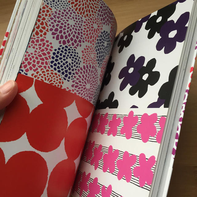 marimekko(マリメッコ)の脇阪克二のデザイン マリメッコ、ＳＯＵ・ＳＯＵ、妻へ宛てた一万枚のアイ エンタメ/ホビーの本(アート/エンタメ)の商品写真