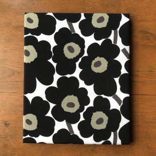 マリメッコ(marimekko)のハンドメイド　marimekko　ファブリックパネル　ミニウニッコ　黒(インテリア雑貨)