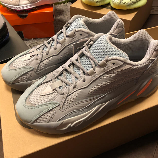 adidas(アディダス)の【大幅値下げ】YEEZY BOOST 700 V2新品　イナーシャ メンズの靴/シューズ(スニーカー)の商品写真