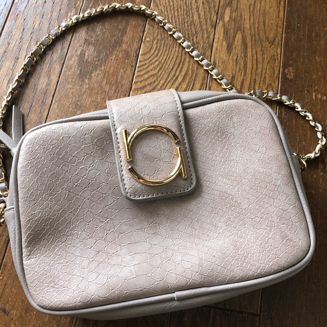 rienda(リエンダ)のrienda r plate chain shoulder BAG ベージュ レディースのバッグ(ショルダーバッグ)の商品写真