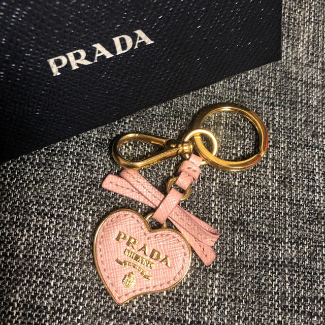 PRADA(プラダ)のPRADA.サフィアーノハートキーホルダー レディースのファッション小物(キーホルダー)の商品写真