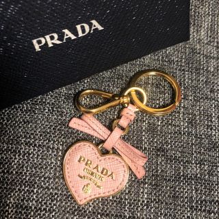 プラダ(PRADA)のPRADA.サフィアーノハートキーホルダー(キーホルダー)