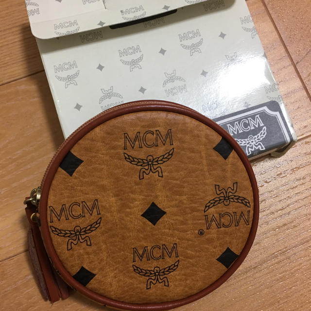 MCM(エムシーエム)のMCM マルチケース丸型　未使用新品！かなりレア　本物！ レディースのファッション小物(財布)の商品写真