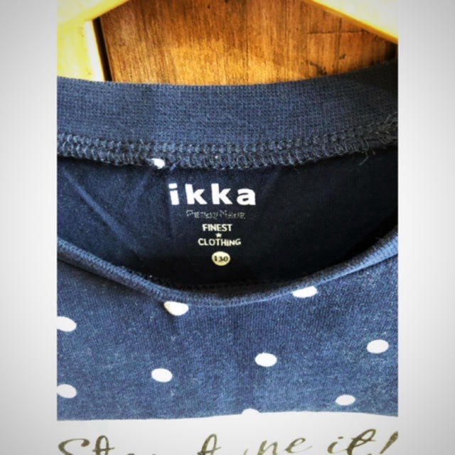 ikka(イッカ)の美品　ikka ネイビー ドット ロゴ ロンT 長袖Tシャツ 130   キッズ/ベビー/マタニティのキッズ服女の子用(90cm~)(Tシャツ/カットソー)の商品写真