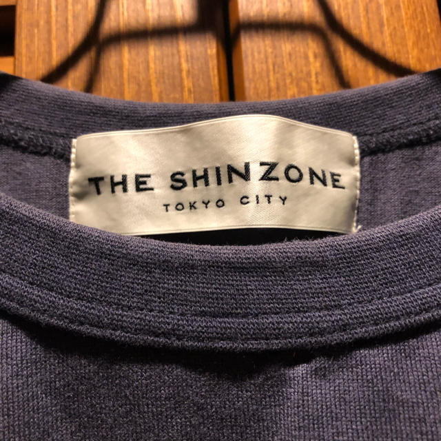 Shinzone(シンゾーン)の"Shinzone"カレッジロゴTシャツ デカロゴ　擦れプリント レディースのトップス(Tシャツ(半袖/袖なし))の商品写真