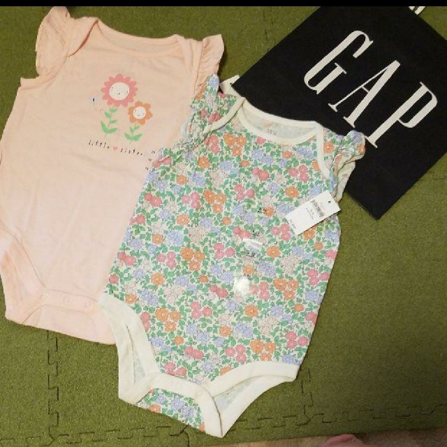 babyGAP(ベビーギャップ)の70 フリルロンパース　2枚セット キッズ/ベビー/マタニティのベビー服(~85cm)(ロンパース)の商品写真