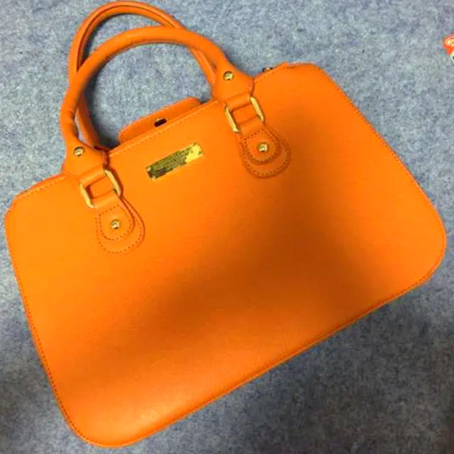 オレンジ色🍊バッグ レディースのバッグ(トートバッグ)の商品写真