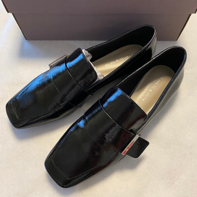 Charles and Keith(チャールズアンドキース)のチャールズアンドキース ローファー パンプス ブラック エナメル 24.5 レディースの靴/シューズ(ローファー/革靴)の商品写真