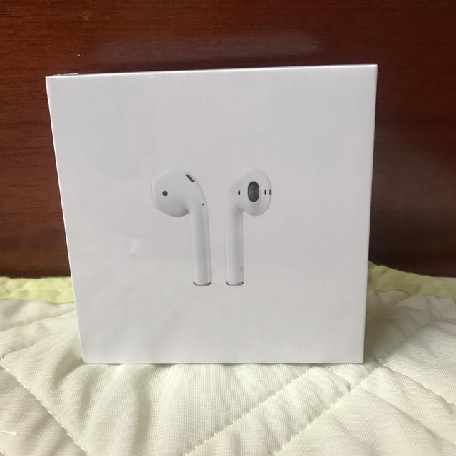 ヘッドフォン/イヤフォン【新品未開封】AirPods 2 with Charging Case