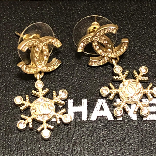 CHANEL(シャネル)のCHANEL   シャネルピアス　スノーゴールド レディースのアクセサリー(ピアス)の商品写真