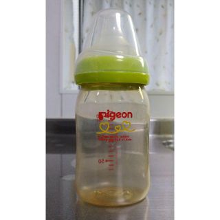 ピジョン(Pigeon)のピジョン 母乳実感 哺乳びん（プラスチック製）１６０ml  グリーン(哺乳ビン)