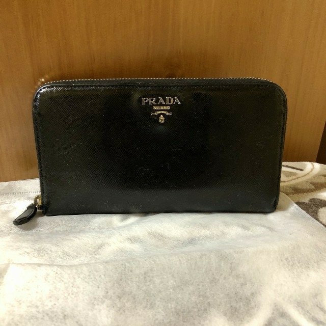 PRADA(プラダ)のなーちあん様専用　PRADA プラダ 長財布　リカラー品 レディースのファッション小物(財布)の商品写真