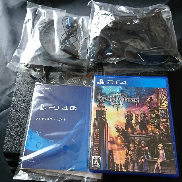 PlayStation4(プレイステーション4)のPS4 Pro 本体 KINGDOM HEARTS III 同梱版 エンタメ/ホビーのゲームソフト/ゲーム機本体(家庭用ゲーム機本体)の商品写真