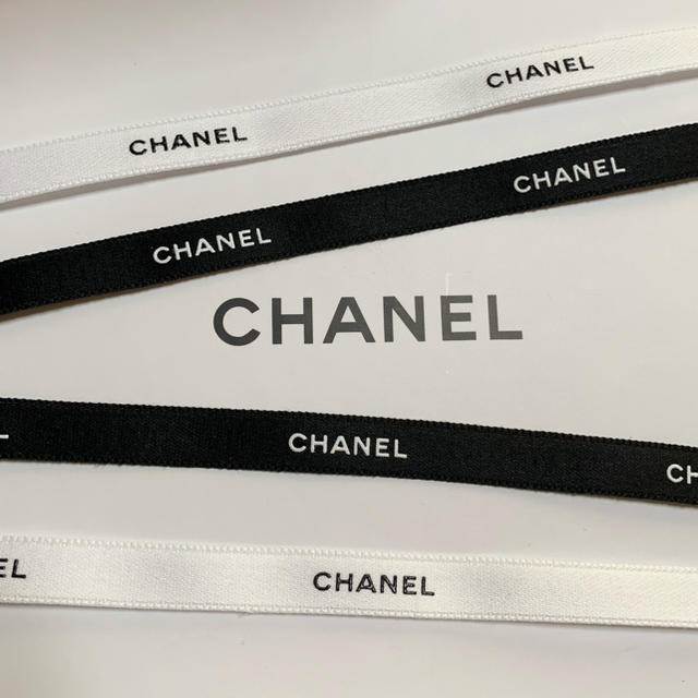 CHANEL(シャネル)の1cm幅 CHANEL ラッピング リボン 2m インテリア/住まい/日用品のオフィス用品(ラッピング/包装)の商品写真