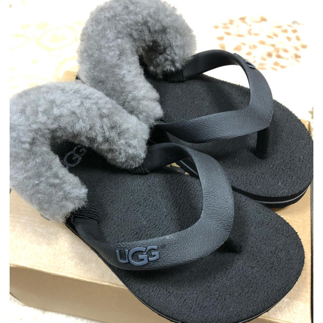 UGG(アグ)のUGGサンダル キッズ/ベビー/マタニティのキッズ靴/シューズ(15cm~)(サンダル)の商品写真