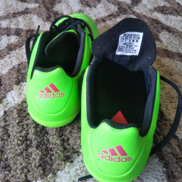 adidas(アディダス)のadidas アディダス 子供 キッズ サッカートレーニングシューズ 20cm スポーツ/アウトドアのサッカー/フットサル(シューズ)の商品写真