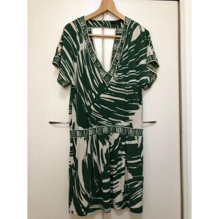 ビーシービージーマックスアズリア(BCBGMAXAZRIA)のBCBG MAXAZRIA☆ワンピース☆グリーン緑(ミニワンピース)