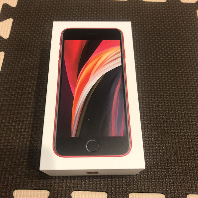 Apple(アップル)のiPhone SE RED64GB  新品未使用 スマホ/家電/カメラのスマートフォン/携帯電話(スマートフォン本体)の商品写真