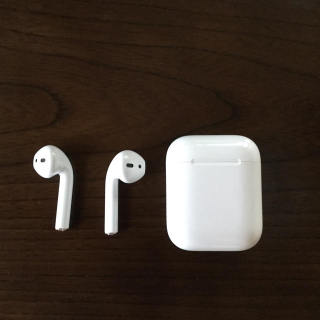 Apple(アップル)のAirPods スマホ/家電/カメラのオーディオ機器(ヘッドフォン/イヤフォン)の商品写真