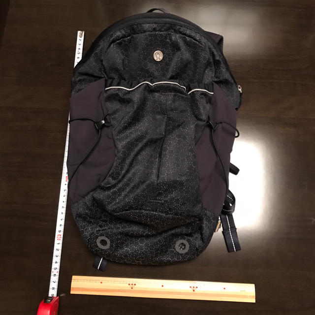 く日はお得♪ New 22L(グレー系) ルルレモン リュック ☆美品