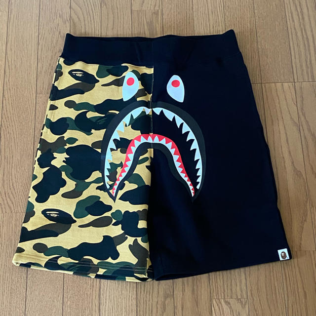 A BATHING APE(アベイシングエイプ)のAPE 1ST CAMO SHARK SWEAT SHORTS エイプ メンズのパンツ(ショートパンツ)の商品写真