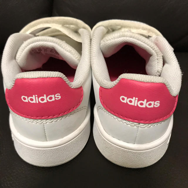 adidas(アディダス)のadidas  ADVANCOURT キッズスニーカー ピンク キッズ/ベビー/マタニティのキッズ靴/シューズ(15cm~)(スニーカー)の商品写真