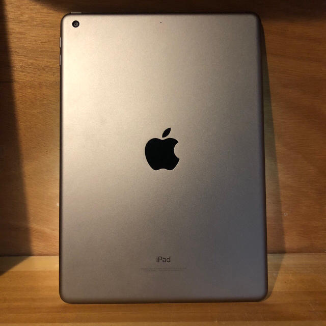 iPad(アイパッド)のiPad 第6世代 WI-FIモデル 32GB スマホ/家電/カメラのPC/タブレット(タブレット)の商品写真