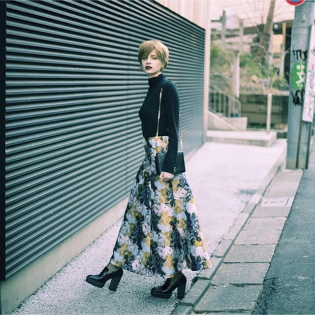 Ameri VINTAGE(アメリヴィンテージ)のAmeri  ABSTRACT FLOWER MERMAID SKIRT レディースのスカート(ロングスカート)の商品写真