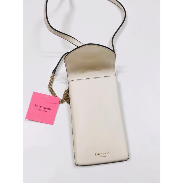 kate spade new york(ケイトスペードニューヨーク)の【あろま様専用】ケイトスペード♠︎×キャッツロングチェーン付スマホケース白♡ レディースのバッグ(ショルダーバッグ)の商品写真