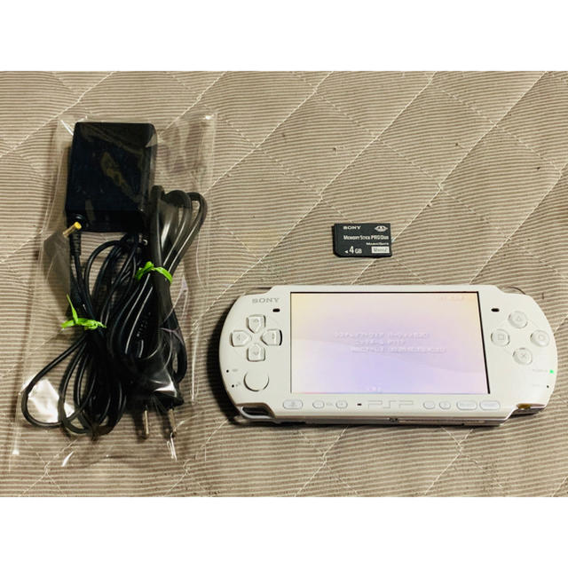 PlayStation Portable(プレイステーションポータブル)の専用出品　PSP-3000 ホワイト　美品　送料無料　① エンタメ/ホビーのゲームソフト/ゲーム機本体(携帯用ゲーム機本体)の商品写真