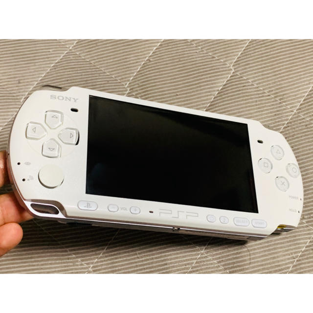 PlayStation Portable(プレイステーションポータブル)の専用出品　PSP-3000 ホワイト　美品　送料無料　① エンタメ/ホビーのゲームソフト/ゲーム機本体(携帯用ゲーム機本体)の商品写真