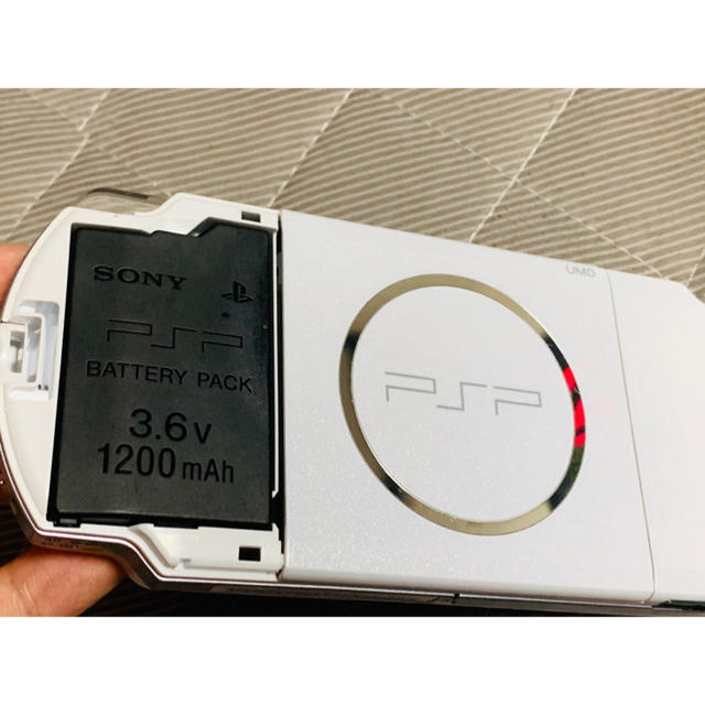 PlayStation Portable(プレイステーションポータブル)の専用出品　PSP-3000 ホワイト　美品　送料無料　① エンタメ/ホビーのゲームソフト/ゲーム機本体(携帯用ゲーム機本体)の商品写真