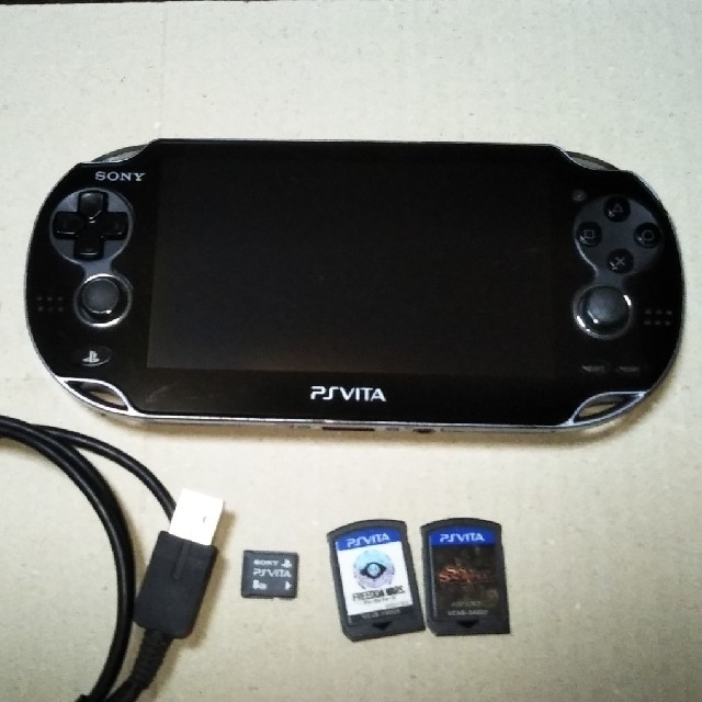 PlayStation Vita(プレイステーションヴィータ)のPS Vita 3G/WiFi PCH-1100＋メモリーカード・ソフト エンタメ/ホビーのゲームソフト/ゲーム機本体(携帯用ゲーム機本体)の商品写真