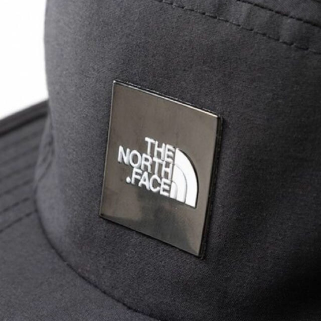 THE NORTH FACE(ザノースフェイス)の【未開封新品】ノースフェイス　ファイブパネルキャップ　グラフィックロゴ　ブラック メンズの帽子(キャップ)の商品写真