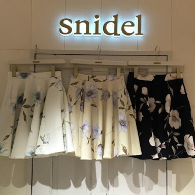 SNIDEL(スナイデル)のペールトーンフレアフラワースカート レディースのスカート(ひざ丈スカート)の商品写真