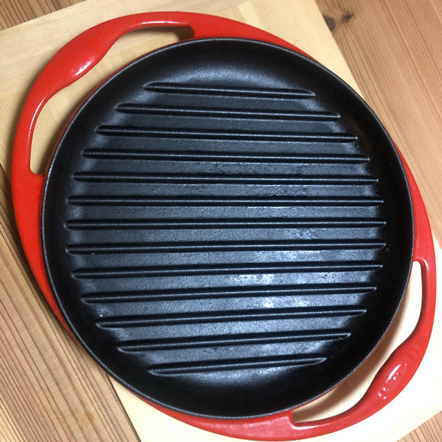 LE CREUSET(ルクルーゼ)のル・クルーゼ　ラウンドグリル　25センチ　レッド インテリア/住まい/日用品のキッチン/食器(調理道具/製菓道具)の商品写真