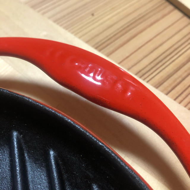 LE CREUSET(ルクルーゼ)のル・クルーゼ　ラウンドグリル　25センチ　レッド インテリア/住まい/日用品のキッチン/食器(調理道具/製菓道具)の商品写真