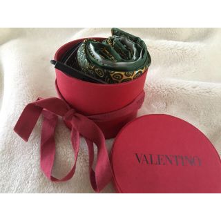 ヴァレンティノ(VALENTINO)の【送料込・新品・未使用・タグ、保存箱付】VALENTINO＊ツイリースカーフ❤︎(バンダナ/スカーフ)