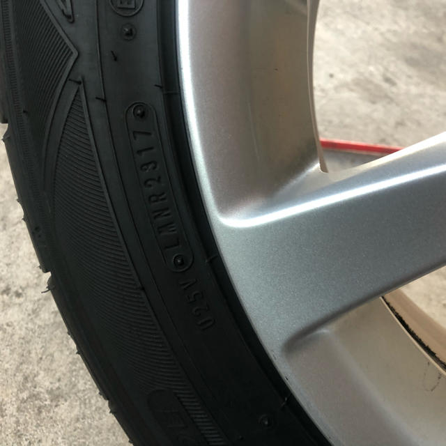 DUNLOP(ダンロップ)の235/50R18ファルケンほぼ新品未使用 自動車/バイクの自動車(タイヤ)の商品写真