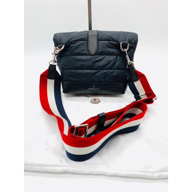 MONCLER(モンクレール)の⭐️ 美品 モンクレール ダウン ショルダーバッグ ネイビー 正規品 レディースのバッグ(ショルダーバッグ)の商品写真