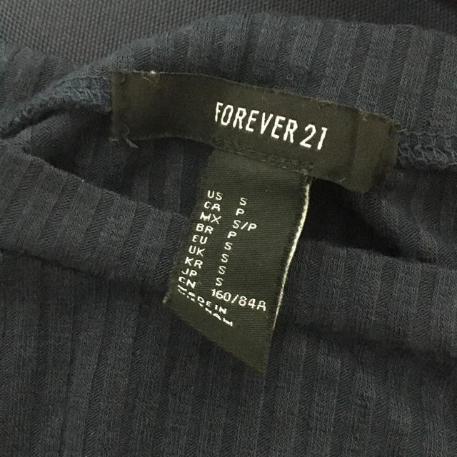 FOREVER 21(フォーエバートゥエンティーワン)のニットトップス レディースのトップス(カットソー(半袖/袖なし))の商品写真