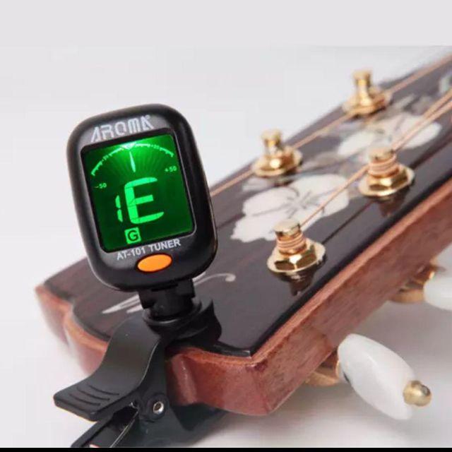 新品　軽量　AROMA クリップ式ギターチューナー（電池入り） 楽器のギター(その他)の商品写真
