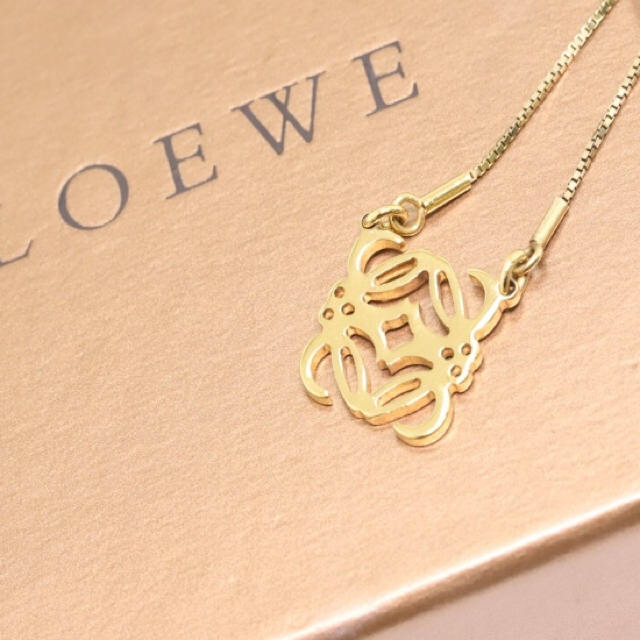 LOEWE(ロエベ)のロエベ LOEWE ネックレス アナグラム ゴールドカラー レディースのアクセサリー(ネックレス)の商品写真