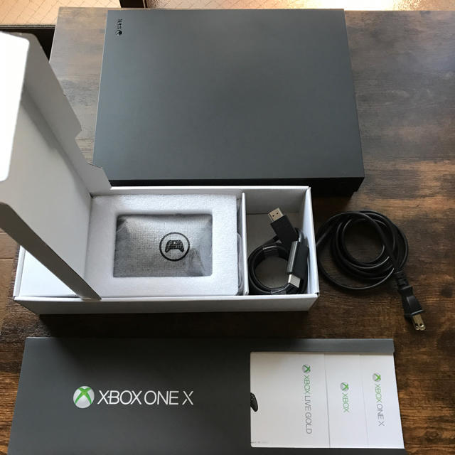 Microsoft(マイクロソフト)のXbox one x 本体 エンタメ/ホビーのゲームソフト/ゲーム機本体(家庭用ゲーム機本体)の商品写真