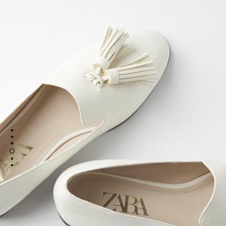 ザラ(ZARA)の大人気🤍ZARAタッセル付きモカシンローファー白ホワイト🤗美品35(ローファー/革靴)